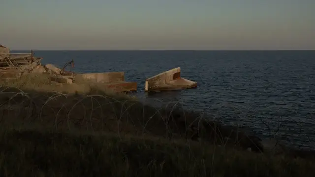 Cette photographie montre des barbelés installés sur l'île aux Serpents, également connue sous le nom d'île Zmiinyi, située dans la mer Noire, le 14 août 2025.