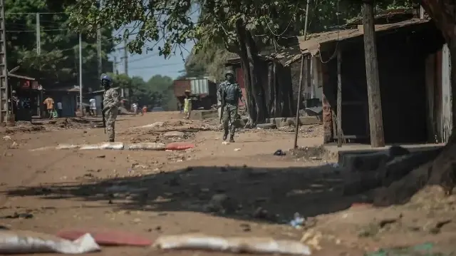 Les forces de sécurité de Guinée-Bissau patrouillent à pied dans la zone où se sont déroulés les incidents avec les manifestants à Bissau, le 29 novembre 2025.