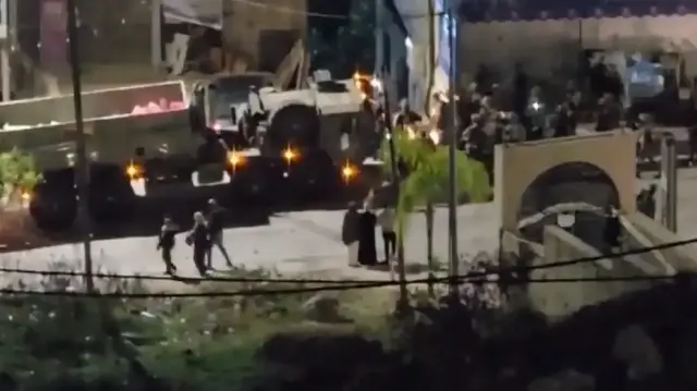 L'armée israélienne déployée sur le rond point Zawata à Naplouse, procédant à des expulsions de Palestiniens.