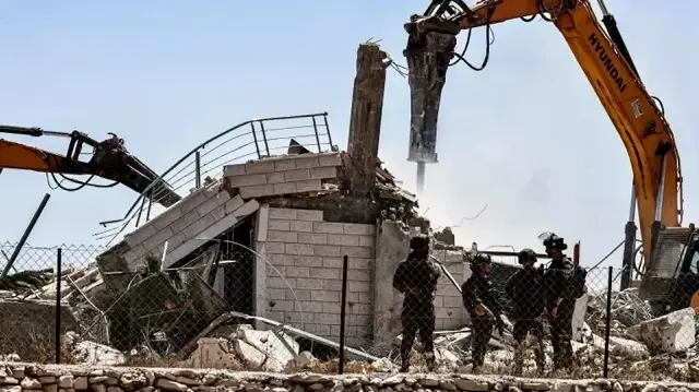 الاحتلال يهدم شقتين ويجرف الطريق الرئيسي غرب بيت لحم