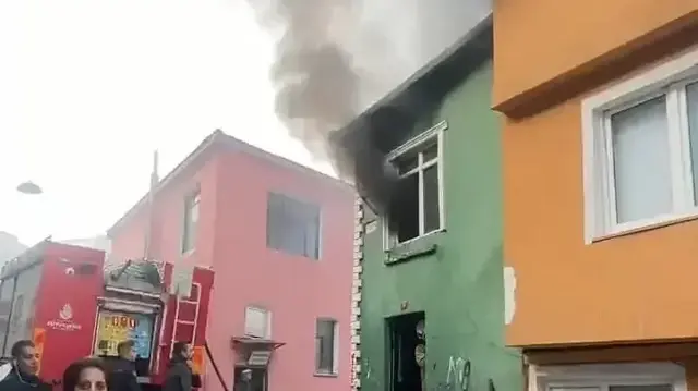 Fatih'te 2 katlı binada çıkan yangın söndürüldü
