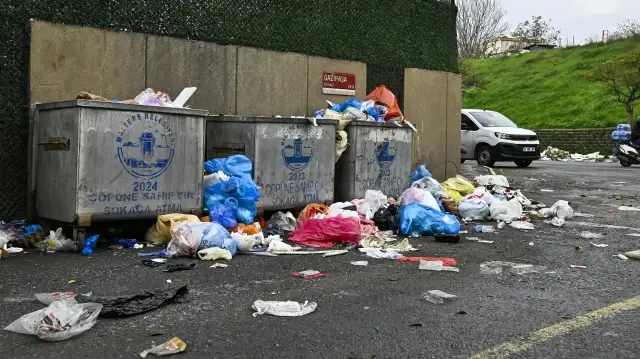 CHP’li Maltepe Belediyesi’nde işçiler iş bıraktı: Caddeler sokaklar çöplerle dolup taştı