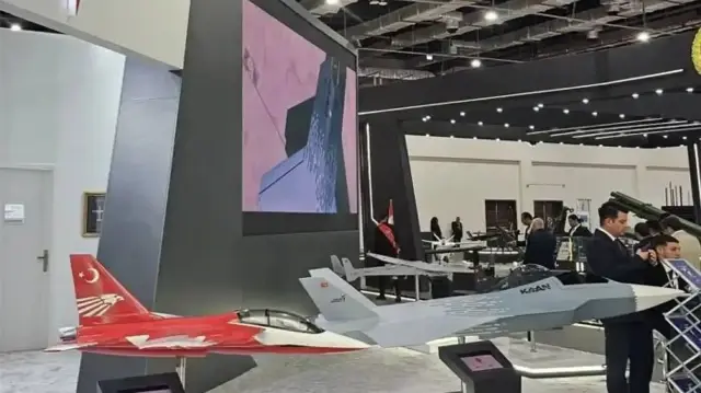 TUSAŞ представляет боевые самолеты на EDEX 2025