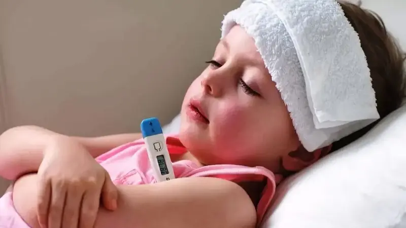 Ateşli çocuğa kalın giysiler giydirmek iyileşme sürecini olumsuz etkiliyor