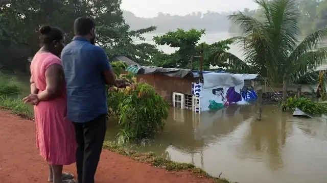 حکام کے مطابق ہلاکتوں کی تعداد بڑھنے کا امکان ہے، ریسکیو ٹیم مٹی کھود کر لینڈ سلائیڈ میں دبے افراد کی تلاش کر رہی ہے۔
