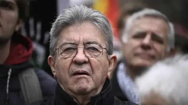 Le fondateur du parti français de gauche La France Insoumise (LFI), Jean-Luc Mélenchon (au centre), participe à une manifestation de solidarité avec les Palestiniens à Paris, le 29 novembre 2025. 