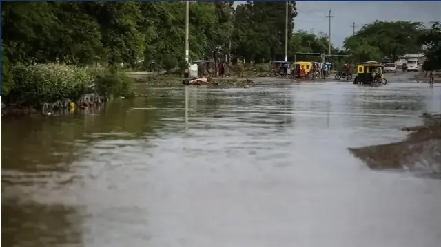 Сход оползня на берегу реки Укаяли в Перу 