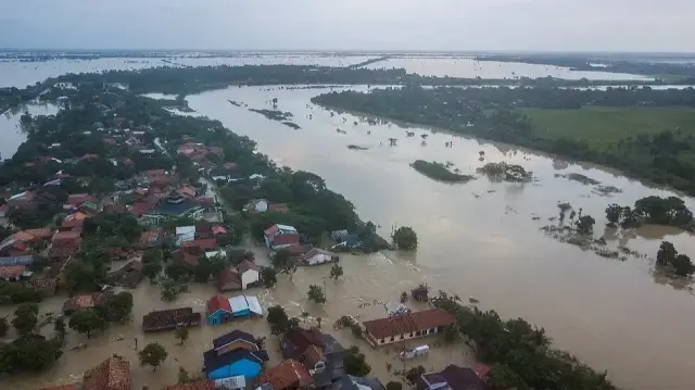 ارتفاع ضحايا الفيضانات والانهيارات الأرضية بإندونيسيا إلى 604