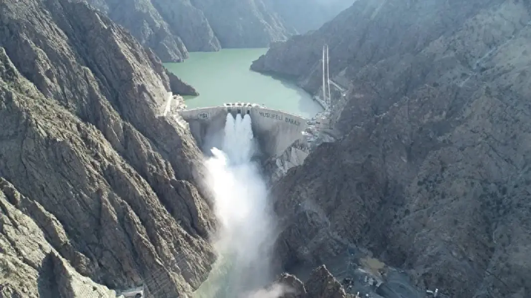 Submerged village mosque visited by kayak in Türkiye's Yusufeli