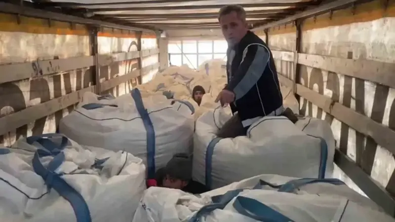 Çuvalların arasında 13 kaçak göçmen yakalandı