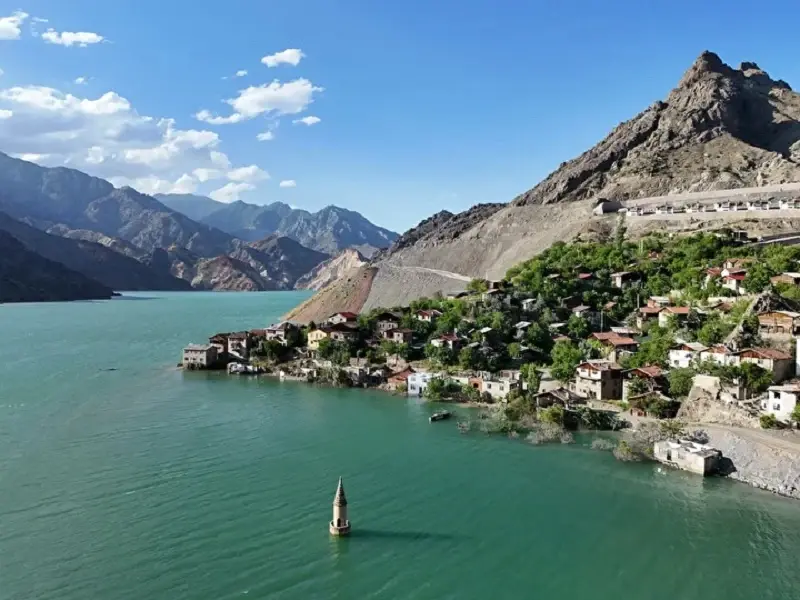 Submerged village mosque visited by kayak in Türkiye's Yusufeli
