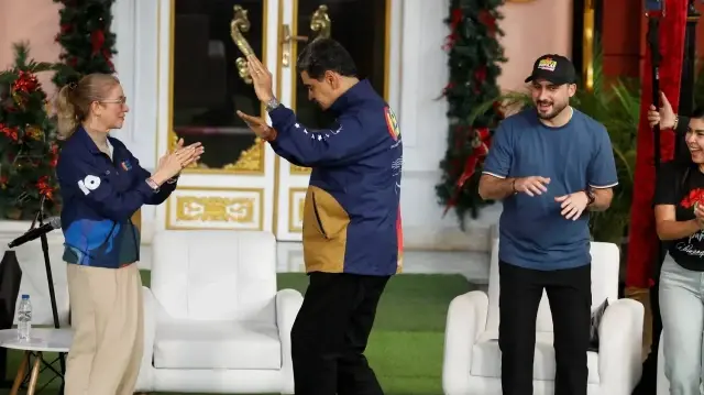  مادورو يرقص أمام أنصاره ويمد غصن زيتون لواشنطن