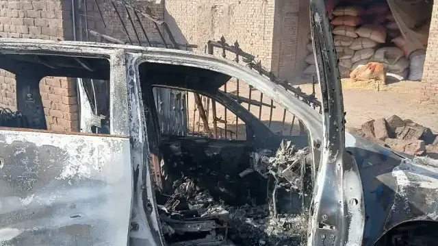 Quatre personnes, dont un haut responsable local et deux policiers, ont été tuées dans une attaque revendiquée comme militante dans le nord-ouest du Pakistan.