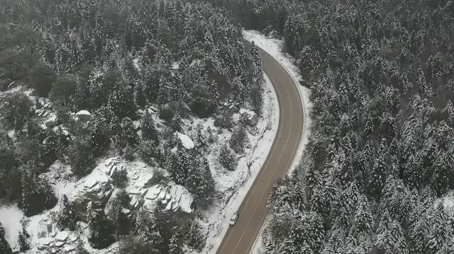 Uludağ’da kar sonrası kıvrımlı yollar kartpostallık görüntüler oluşturdu