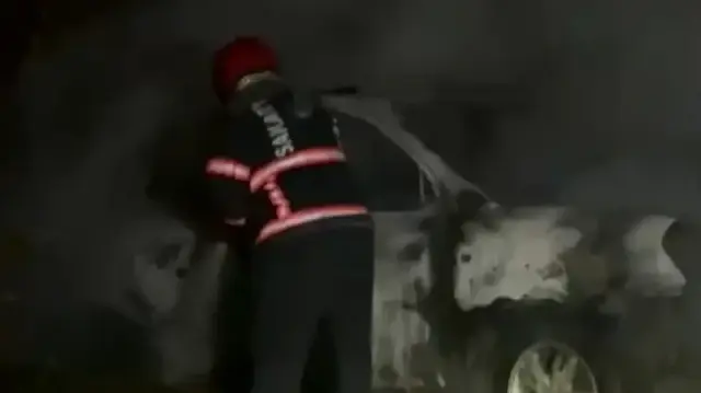 Tarlada park halindeki otomobil küle döndü: Geriye demir yığınları kaldı