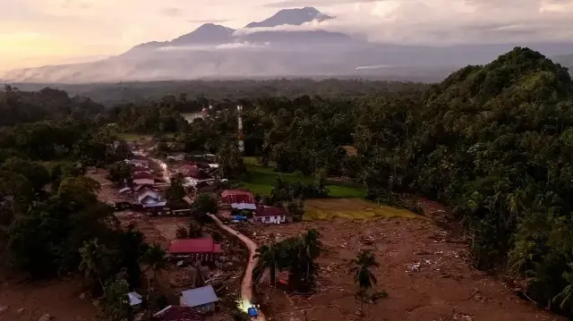 Число погибших при наводнениях в Индонезии достигло 631.