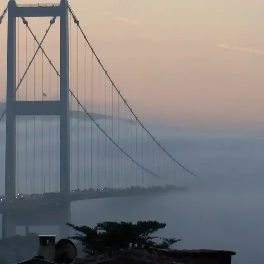İstanbul'da gemi trafiği sis nedeniyle durduruldu
