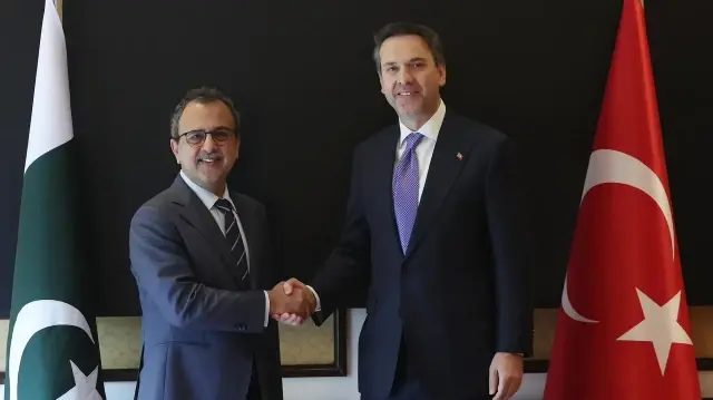 Le ministre turc de l'Énergie et des Ressources naturelles, Alparslan Bayraktar, avec Sardar Awais Ahmad Khan Leghari, ministre pakistanais de l'Énergie chargé de l'électricité, le 2 décembre 2025 à Islamabad.