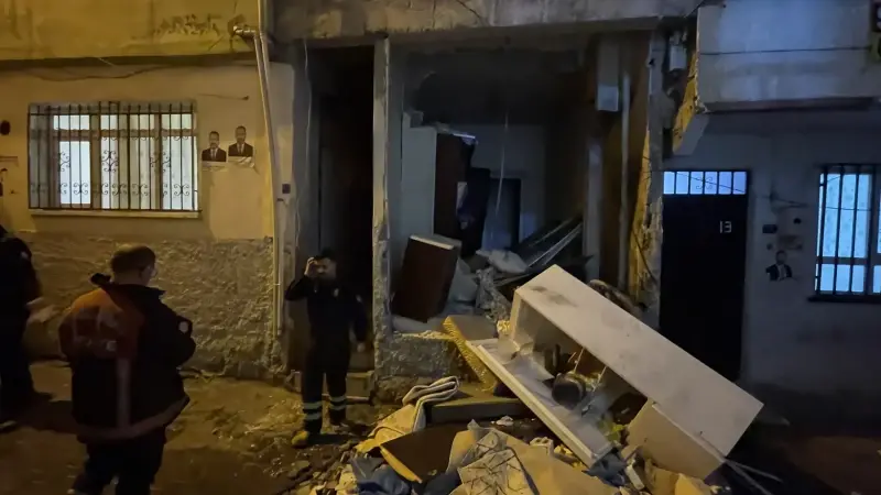 Piknik tüpü patladı mutfak eşyaları sokağa saçıldı: Anne ve üç çocuğu yaralandı