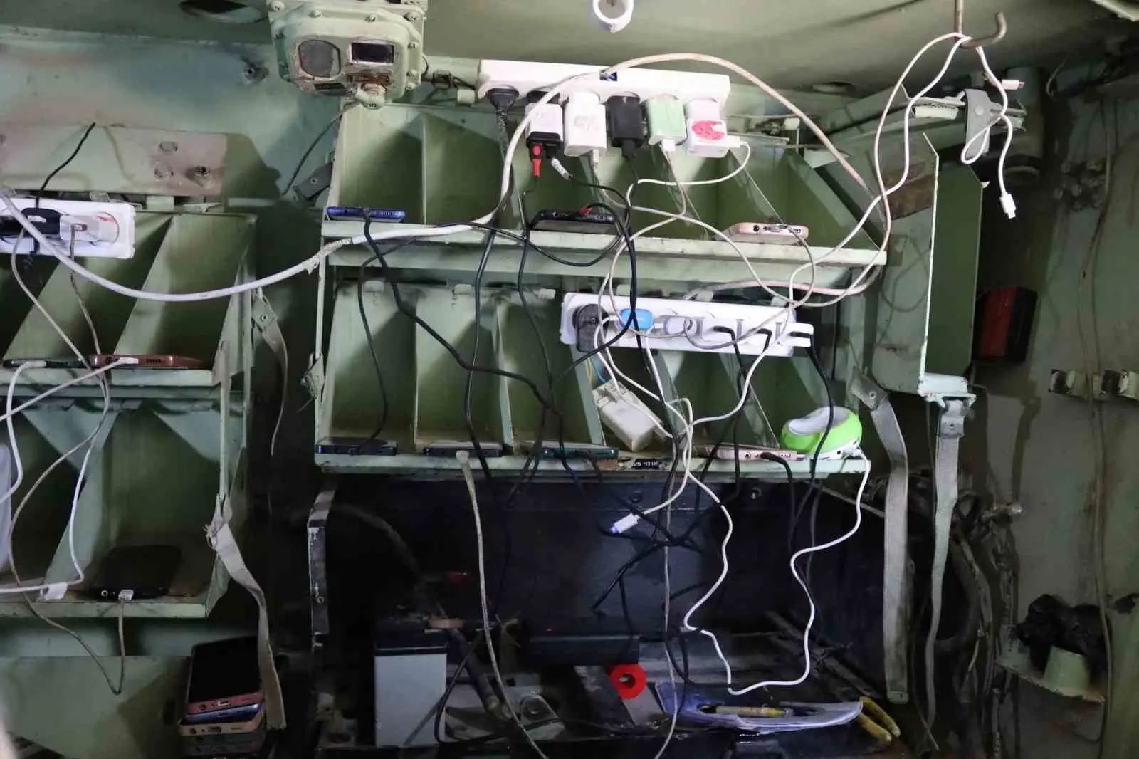 Filistinli genç İsrail zırhlı aracını şarj istasyonuna çevirdi