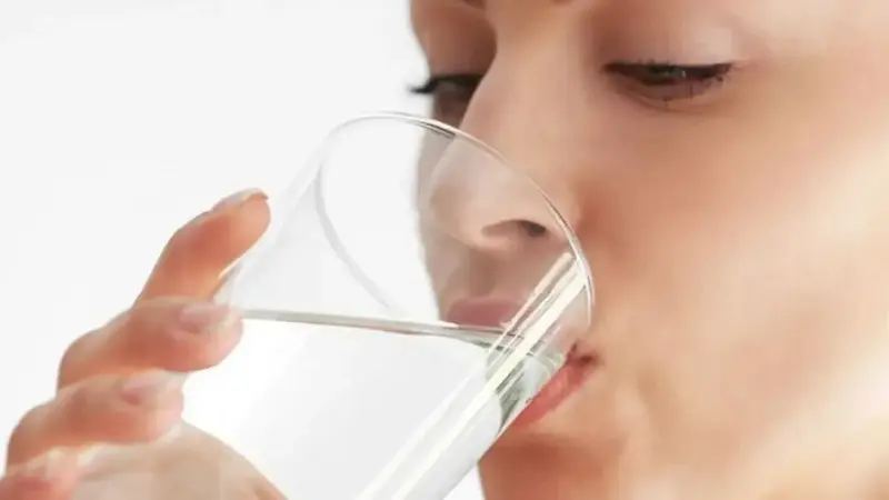 Uzmanı uyardı: Kışın susuzluk hissi azalsa da günlük sıvı alımı düşürülmemeli
