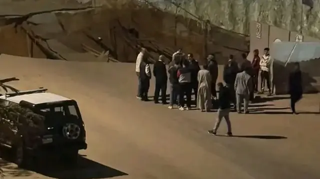 В Новом Каире образовался провал грунта: Движение остановлено, подача воды отключена.