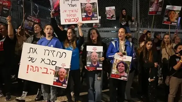 إسرائيليون يتظاهرون أمام منزل نتنياهو مطالبين برفض العفو عنه