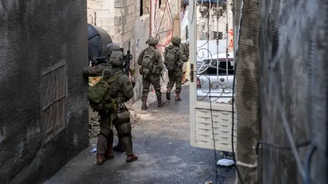 جيش الاحتلال يداهم منزل فلسطيني قتله ويحرم عائلته من العزاء جنوبي الضفة