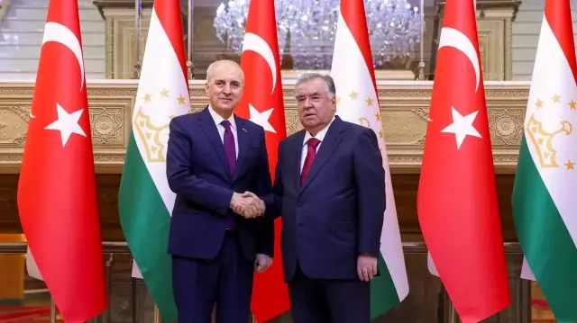 Председатель парламента Турции Нуман Куртулмуш и президент Таджикистана Эмомали Рахмон
