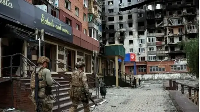 Les soldats dans la ville de Pokrovsk, en Ukraine.