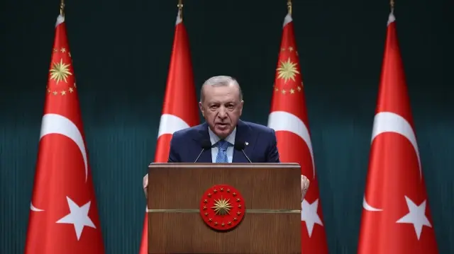 Le président turc Recep Tayyip Erdogan s’exprime lors d’une conférence de presse au complexe présidentiel d’Ankara, en Türkiye, le 1 décembre 2025.