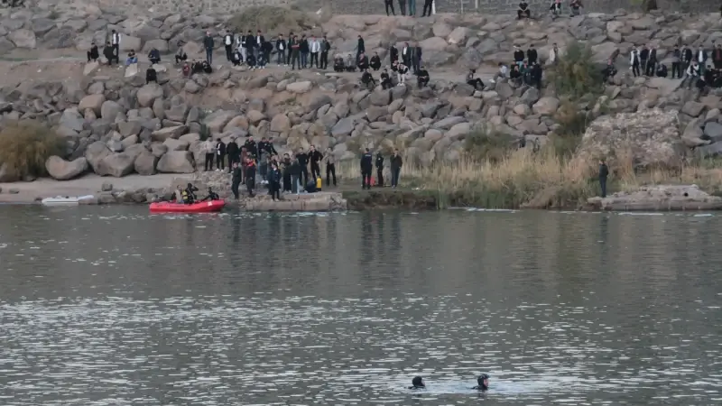 Arama çalışmasının yarın Bitlis İl Emniyet Müdürlüğü Sualtı Grup Amirliği ile Diyarbakır İl Jandarma Komutanlığı Sualtı Arama Kurtarma ekiplerinin de katılımıyla devam edeceği öğrenildi.