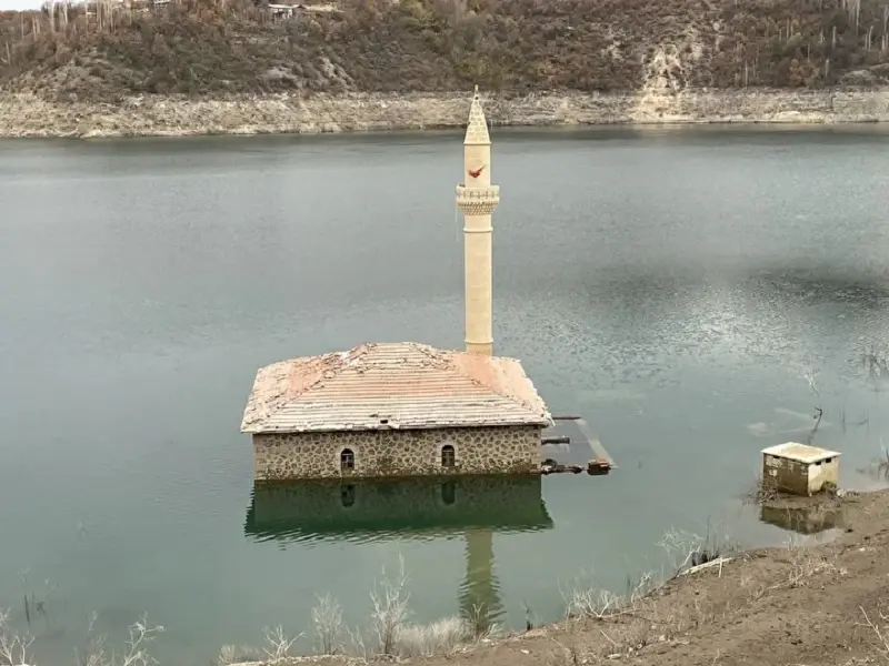 Submerged village mosque visited by kayak in Türkiye's Yusufeli