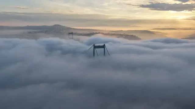 İstanbul Boğazı ve çevresindeki sis manzarası havadan görüntülendi