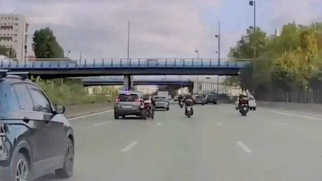 Un véhicule de police, gyrophare allumé, a percuté un motard à vive allure sur l’autoroute A4, dans le Val-de-Marne, en octobre 2024.