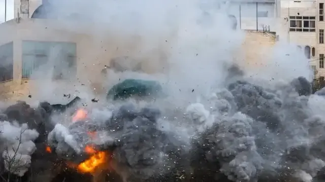 الاحتلال الإسرائيلي يفجر منزلاً في مخيم جنين وسط حملة هدم بالضفة الغربية