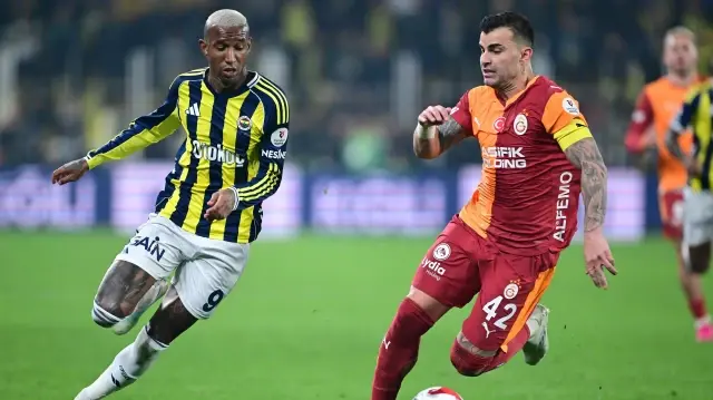 Anderson Talisca de Fenerbahçe et Abdulkerim Bardakci de Galatasaray se font face lors du derby intercontinental comptant pour la 14e journée de Süper Lig, disputé au stade Chobani d’Istanbul, le 1er décembre 2025.