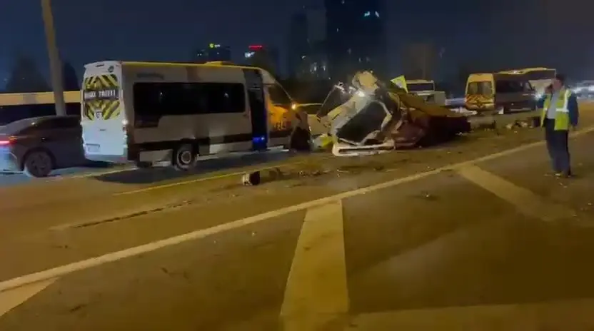 Bağcılar TEM Otoyolu'nda zincirleme kaza: Trafik yoğunluğu oluştu