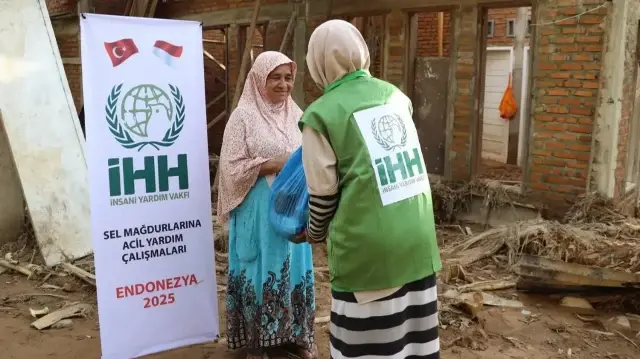 إندونيسيا.. "الإغاثة الإنسانية" التركية تمد يد العون لمنكوبي الفيضانات