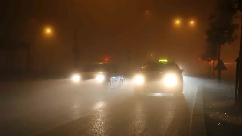 Sisin etkili olmasıyla sürücüler, trafikte ilerlemekte güçlük çekti.