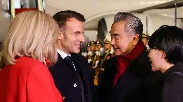 Macron entame une visite d'État en Chine pour renforcer un partenariat stratégique fragilisé
