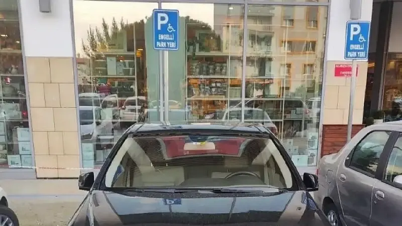 Bilecik'te engellilere ayrılan alana park eden kamu aracı sürücüsüne ceza kesildi