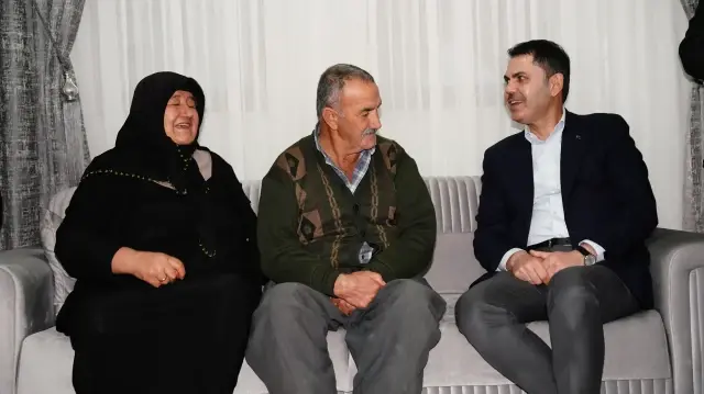 Depremdeki gözyaşları yeni evlerinde sevince dönüştü: Koyunlu çiftçi Bakan Kurum’u sevinç gözyaşlarıyla karşıladı