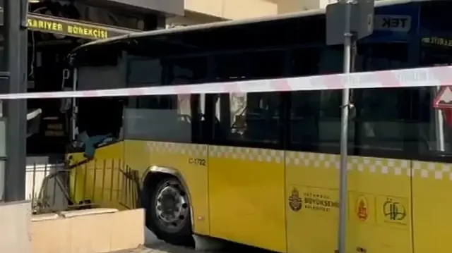 Üsküdar’da İETT otobüsü börekçiye girdi
