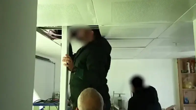 Hükümlü, iş yerindeki gizli odada polis tarafından yakalandı.