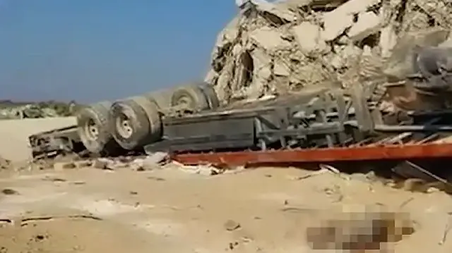 Израильские военные в Газе используют бульдозеры, чтобы в безымянных могилах закапывать тела искавших еду палестинцев