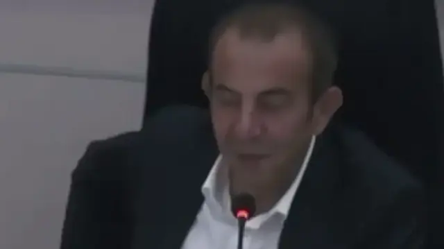 Umreye gideceğini söyleyen Tanju Özcan helallik isteyince meclis salonu sessizliğe büründü