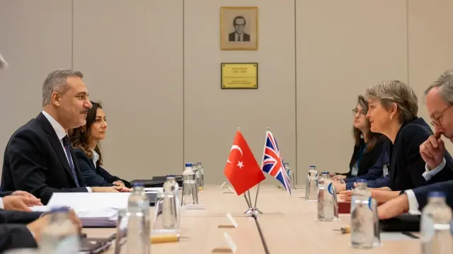 وزير الخارجية التركي يبحث مستجدات غزة مع نظيرته البريطانية في بروكسل