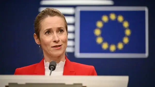 La vice-présidente de l'UE et haute représentante pour les affaires étrangères et la politique de sécurité, Kaja Kallas, s'adresse à la presse à l'issue d'une réunion virtuelle du Conseil des affaires étrangères consacrée à la pression exercée par les États-Unis sur l'Ukraine, à Bruxelles, le 26 novembre 2025.