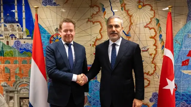 فيدان يلتقي نظيره الهولندي في بروكسل